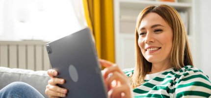 Pärchen sitzt am Laptop in der Küche